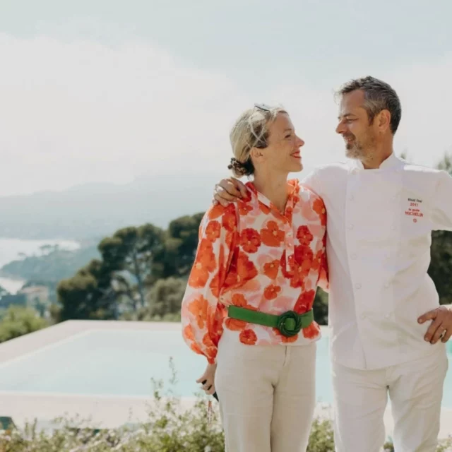 ✨ Hors les murs, mais toujours en harmonie !

Créer ensemble, ailleurs, autrement.
Unir nos gestes et nos idées pour faire rayonner notre cuisine au-delà de notre maison.

Chaque événement est une aventure, chaque plat un lien entre nous et ceux qui nous accueillent.

Et lorsque le lieu est aussi incroyable que la @lafermedanais, le travail devient pur plaisir. 

Magnifiques prise de vue d'@alisea.ambrosino

#OliviaEtMickaelFeval #AventureCulinaire #HorsLesMurs #CuisineÀDeux #ÀQuatreMains #PartageEtPassion #GastronomieNomade