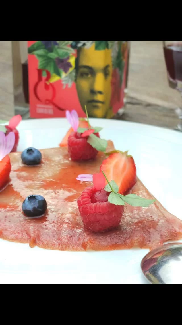 ✨Création sur mesure ✨
Pour elle, passionnée de crêpes Suzette, nous avons réinterprété ce classique en une version légère et audacieuse, relevée de fruits rouges de saison — framboise, fraise, myrtille…

Chaque note est savamment épanouie grâce à Thérèse, la liqueur emblématique de la Maison Bocquet. 

Dans cette assiette, la fraîcheur des fruits rencontre l’élégance discrète de la liqueur — tout en finesse. Le romarin discret s’invite en écho aux parfums de cassis et citron vert, apportant une sophistication herbacée.

Et vous, quel dessert-madeleine voudriez-vous voir renaître de vos souvenirs ?

Chez Olivia & Mickaël Féval, chaque assiette peut devenir la vôtre !

#CréationPoétique #DessertEstival #CrêpeRevisitée #MaisonBocquet #LiqueurThérèse #FruitsRouges #SavoirFaireArtisanal #surmesure #ArtCulinaire #GourmandiseNaturelle #pastryart #chefetoilé